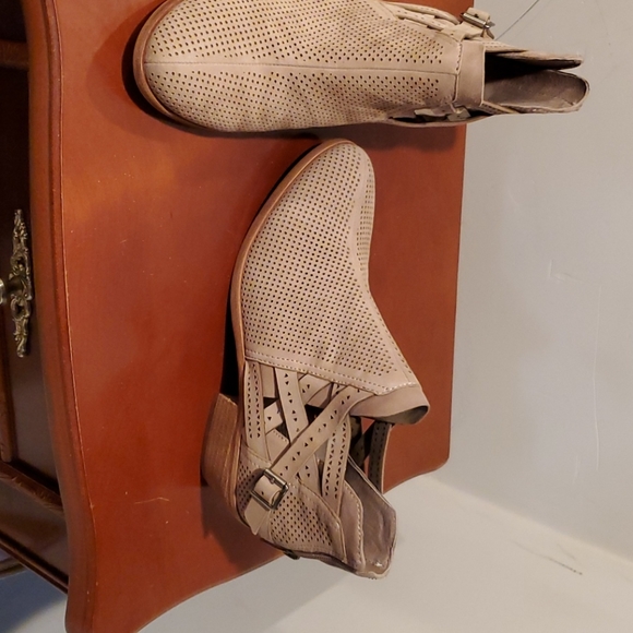 Boots - Picture 3 of 5